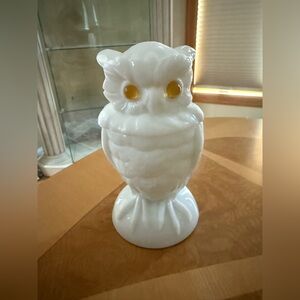 Milk glass Imperial : vintage owl with amber eyes .